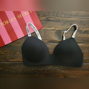 NEW NWOT Victoria's Secret T-shirt Lightly Lined Wirelss Black Bra w/Logo Straps